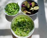 Hình bước làm 2 của món Canh chân giò hầm với cà tím, đậu ve, và rau cải mầm