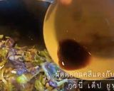 รูปขั้นตอนการทำที่ 5 ของ ผัดดอกแคสีแดงกับหมูสับ