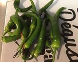 Une image de l'étape 1 de Piments verts à la compotée de tomates, citron vert et épices.