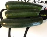Une image de l'étape 1 de Frites de courgettes au four herbes de Provence basilic et parmesan.