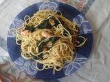 Spaguettis con gambas y espinacas