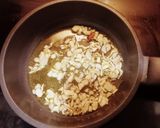 Foto del paso 1 de la receta: Gulas, setas y huevo poché