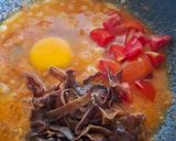 Foto langkah ke 3 dari resep Mie Nyemek Telur Asin.