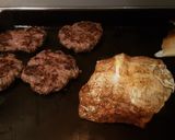 Foto del paso 3 de la receta: Hamburguesa casera a la chapa