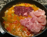 Foto del paso 2 de la receta: Fideos gordos con pollo, higaditos y espárragos verdes