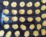 Foto langkah ke 4 dari resep Semprit Susu Renyah 3 Bahan #BikinRamadhanBerkesan #KueKering.