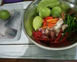 Foto langkah ke 1 dari resep Ikan Bumbu Pedas Asam Tomat Hijau Enak #BikinRamadhanBerkesan.