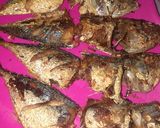 Foto langkah ke 4 dari resep Ikan kembung goreng.
