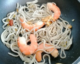 Foto del paso 6 de la receta: Huevos rotos con gulas y langostinos