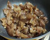 รูปขั้นตอนการทำที่ 3 ของ เห็ดหูหนูผัดไข่