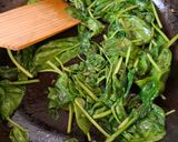 Foto del paso 2 de la receta: Espinacas baby salteadas