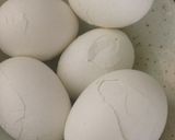 Foto del paso 1 de la receta: Huevos duros (telitas de arañas)