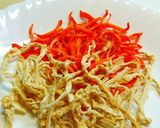 Hình bước làm 1 của món DƯA CỦ CẢI 5 MÀU NGÂM NƯỚC MẮM ỚT. 