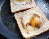 Une image de l'étape 2 de Tartines façon croque monsieur aux œufs coulant 😋 et son toast au fromage fondu.