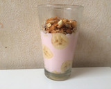 Foto del paso 3 de la receta: Desayuno saludable: yogur con banana o kiwi y granola muy lindo