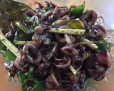 Foto langkah ke 4 dari resep Tumis cumi cabai hijau.