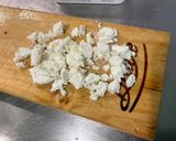 Une image de l'étape 4 de Salade composée de melon à la mortadelle, feta, mozzarella tressée, origan et crème de balsamique.