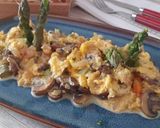 Foto del paso 6 de la receta Revuelto de espárragos, setas y langostinos