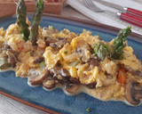 Foto del paso 6 de la receta: Revuelto de espárragos, setas y langostinos