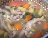 Foto langkah ke 6 dari resep Sop ceker simpel.