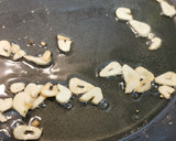 Foto del paso 1 de la receta: Pincho de Solomillo de Pavo con Ajos y Piquillos caramelizados