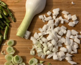 Foto del paso 2 de la receta: Revuelto de espárragos trigueros y cebollita tierna, al vino blanco