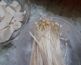 Foto langkah ke 2 dari resep Sayur tahu jamur enoki.