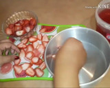 Foto del paso 2 de la receta: Gelatina de lechera con fresas encapsuladas!!!