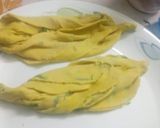 A picture of step 3 of Spring onion fried leaf.