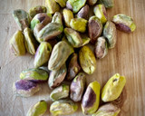 Foto del paso 2 de la receta: Ensalada de tomate corazón de buey con vinagreta de pistachos