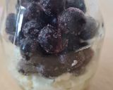 Foto del paso 3 de la receta: Postrecito en frasco, para picnic, saludable y low carb ☀️ Petit suisse con arándanos congelados 🫐