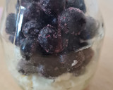 Foto del paso 3 de la receta: Postrecito en frasco, para picnic, saludable y low carb ☀️ Petit suisse con arándanos congelados 🫐