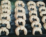 Foto del paso 5 de la receta: Medialunas de Manteca con harina leudante/ o de bizcocho