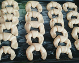 Foto del paso 5 de la receta: Medialunas de Manteca con harina leudante/ o de bizcocho