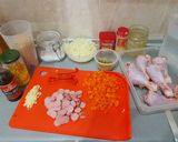 Foto del paso 1 de la receta: Arroz con pollo, zanahoria, maíz, guisantes y salchicha