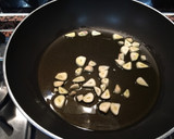 Foto del paso 3 de la receta: Almejas en salsa con ajos y piñones