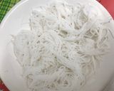 Foto del paso 4 de la receta: Vegetales con pollo y cerdo al Wok sobre fideos de arroz