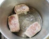 รูปขั้นตอนการทำที่ 2 ของ หมูกรอบ ต้ม + อบ + ทอด