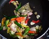 Foto langkah ke 2 dari resep Ikan asin masak asam.