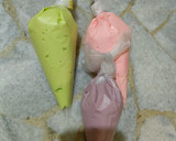 Foto langkah ke 3 dari resep Bolu Kukus Pelangi Gulung (takaran sendok).