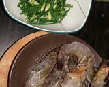 รูปขั้นตอนการทำที่ 1 ของ กุ้งผัดดอกไม้กวาด