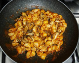Foto del paso 9 de la receta: Tiburones salteados con champiñones y pollo en salsa de tomate