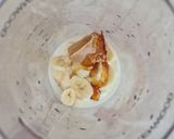 A picture of step 2 of Banana and peanut butter smoothie.