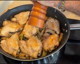 Foto del paso 4 de la receta: Pollo con puerros y champiñones