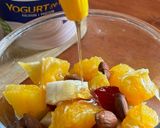 Gambar langkah 2 resipi Buah campur yogurt madu.