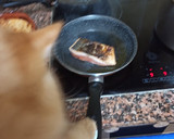 Foto del paso 3 de la receta: Salmón a la plancha con patatas sazonadas al horno