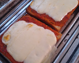 Foto del paso 3 de la receta: Pizza express de pan lactal c/ rúcula