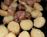 Foto del paso 5 de la receta: Costillas a la miel con patatas