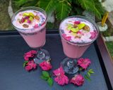 A picture of step 3 of Rose ice cream shake.