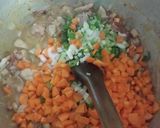 A picture of step 4 of Creamy chicken and vegetable family pie.